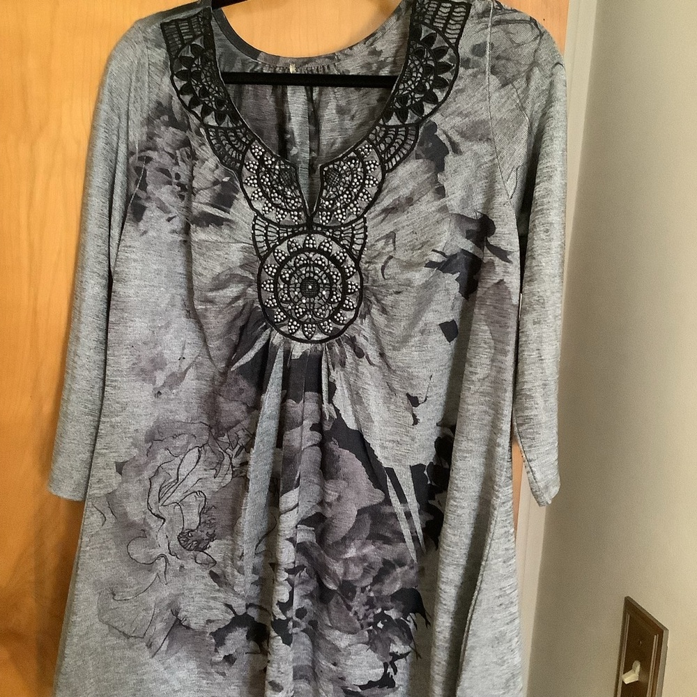 Beautiful blouse - Picture 4 of 4